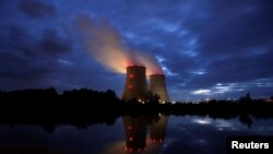 Францияның Бельвиль-сюр-Луар қаласындағы АЭС салқындатқышынан шығып жатқан бу. 2021 жылғы қазан айы.