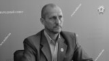 Олег Попов, 1972-2023.<br />
<br />
Попов родился в Луганской области Украины. Владел бизнесом по производству трикотажных изделий. Примкнув к поддерживаемым Россией сепаратистам, он стал де-факто депутатом &laquo;парламента&raquo; квазигосударственного образования на контролируемой сепаратистами территории Луганской области.<br />
<br />
В сентябре 2022 года в Сети появилась информация о его &laquo;смерти&raquo;. Это был фейк. Позже сепаратистские власти заявили, что намеренно распространили новость, чтобы раскрыть заговор с целью убийства. В декабре 2023 года Попов был <a href="https://d1aj32r89du13d.cloudfront.net/a/v-luganske-vzorvan-avtomobilj-deputata-lnr-olega-popova/32717923.html" target="_blank">убит </a>в Луганске. По <a href="https://www.pravda.com.ua/eng/news/2023/12/6/7431918/" target="_blank">сообщениям</a>, спрятанное в его машине взрывное устройство привела в действие группа украинских спецназовцев<br />
&nbsp;