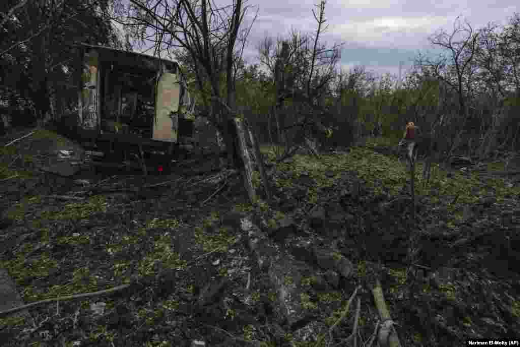 U predgrađu Pokrovska, muškarac hoda od kratera, nastalog od ruskog projektila. U tom napadu ubijena je&nbsp;35-godišnja Ana Procenko, koja se upravo vratila kući.