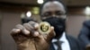 Guverner Centralne banke Zimbabvea, John Mangudya sa zlatnikom, Harare, Zimbabve 25. juli 2022. 
