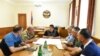 Predsednik Nagorno-Karabaha Arajik Harutjunijan (u sredini) na sastanku sa komandantom Vojske odbrane Kamom Vartanjanom i drugim bezbednosnim zvaničnicima 1. avgusta