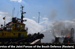 Rachetele rusești au lovit portul maritim din Odesa, pompierii încearcă să stingă focul, Ucraina, 23 iulie 2022.