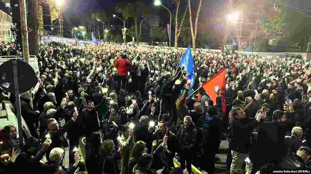 Dy partitë opozitare, Partia Demokratike dhe Partia e Lirisë, kanë paraqitur dhjetë arsye për këtë protestë, ku përfshihet, siç thanë ata, gjendja e rëndë ekonomike, migracioni i lartë, niveli i lartë i korrupsionit dhe arsye të tjera. 