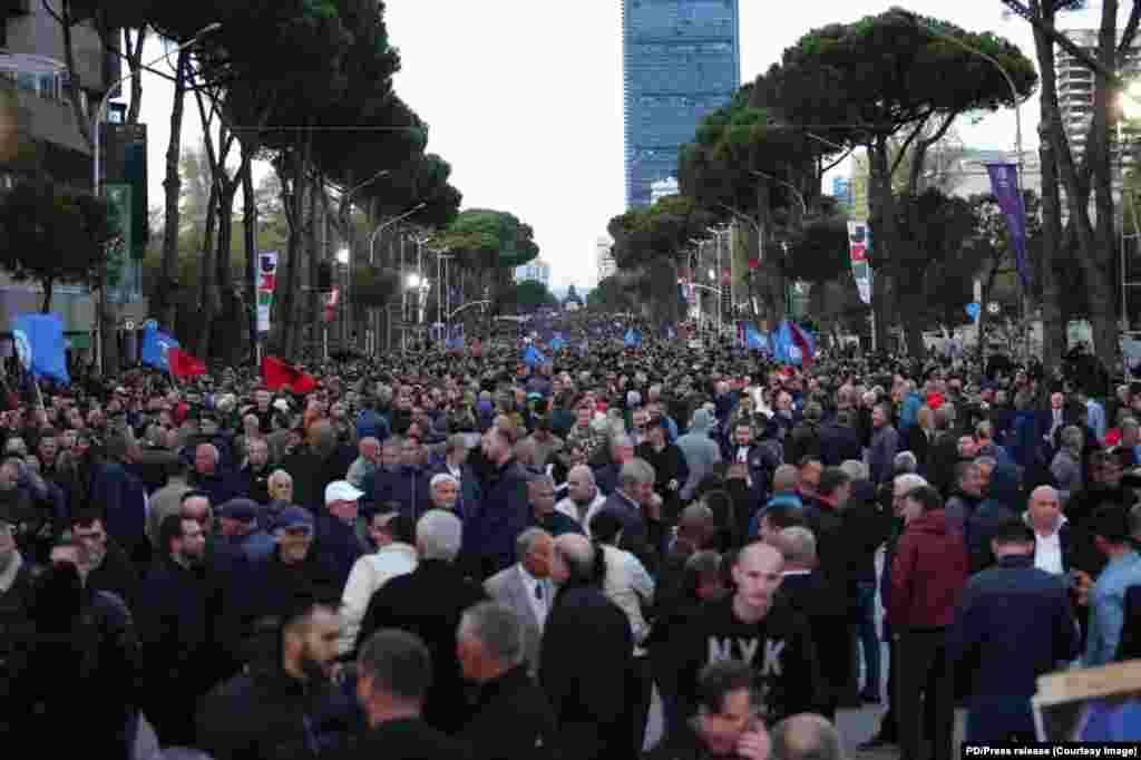 Kjo është protesta e dytë kombëtare e thirrur nga Sali Berisha, pasi një protestë ishte mbajtur më 7 korrik. 