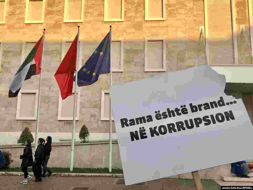 Protestuesit fillimisht u mblodhën para selive të dy partive opozitare dhe më pas marshuan drejt bulevardit "Dëshmorët e Kombit" dhe u ndalën para Kryeministrisë shqiptare. 