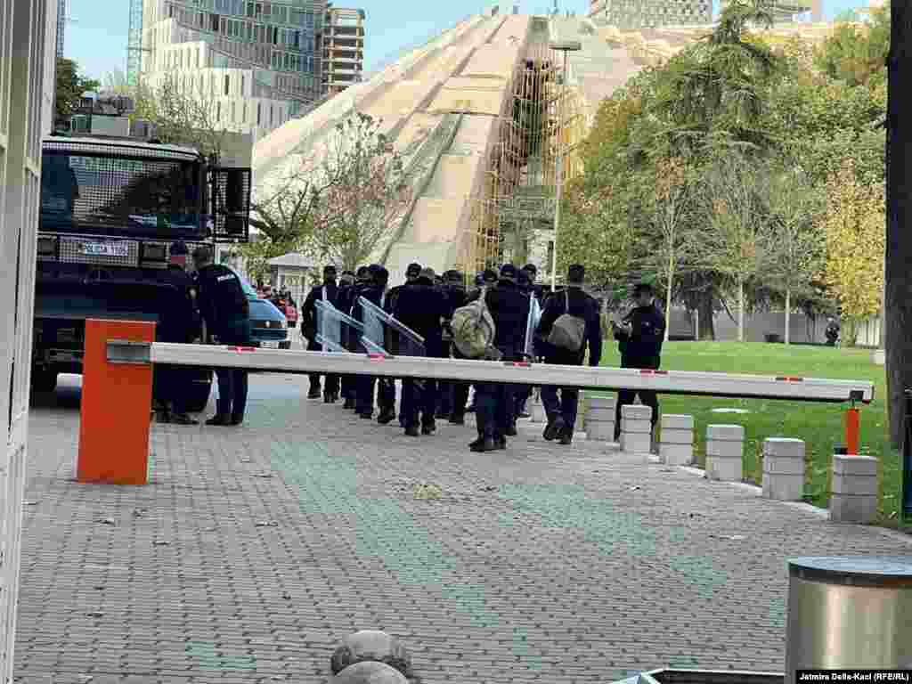 Para nisjes së protestës, Policia siguroi ndërtesat qeveritare shqiptare. 