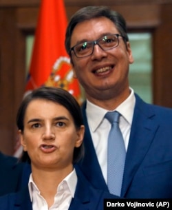 Brnabić pozira sa Vučićem nakon polaganja zakletve njenog kabineta u zgradi Skupštine Srbije, Beograd, 29. juna 2017.