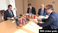 Premijer Kosova Aljbin Kurti, specijalni predstavnik EU za dijalog Beograda i Prištine Miroslav Lajčak, visoki predstavnik Evropske unije za spoljnu politiku i bezbednost Jozep Borrell i predsednik Srbije, Aleksandar Vučić