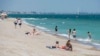 Turiștii care ajung pe litoralul românesc merg acolo fie pentru un weekend, fie pentru un sejur de 3-4 zile asigurat cu ajutorul tichetelor de vacanță oferite de guvern angajaților care lucrează la stat.