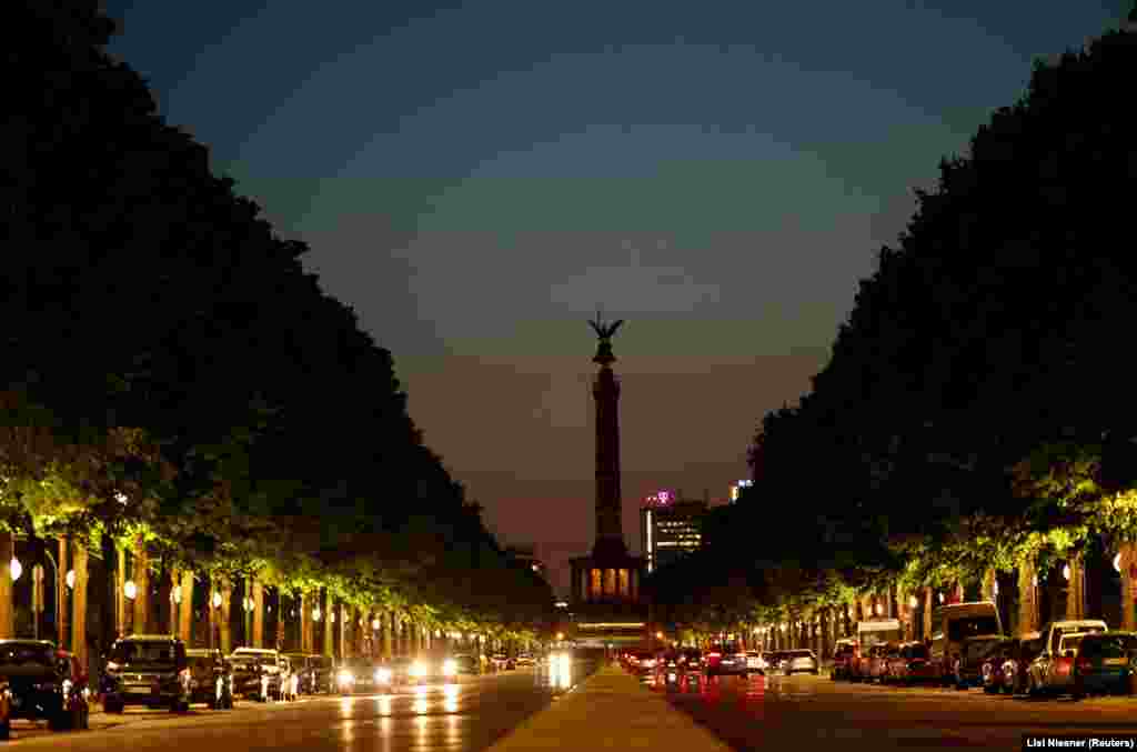 Coloana Victoriei din Berlin se numără printre monumentele care s-au „întunecat”. Pe 24 august, Germania a aprobat măsuri drastice de reducere a consumului de energie, inclusiv limitarea încălzirii la 19 grade Celsius în interiorul clădirilor publice și oprirea iluminatului estetic al monumentelor. De asemenea, se ia în considerare interzicerea piscinelor private încălzite. 