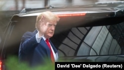 Donald Trump napušta Trump Tower dva dana nakon što je FBI izvršio pretres njegovog Mar-a-Lago doma u Palm Beachu na Floridi