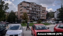 Automobili u Severnoj Mitrovici, Kosovo (foto arhiv)