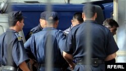 Sprovođenje optuženih za ratne zločine u Morinju u podgorički sud, foto iz arhive: Savo Prelević