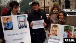 Два десятка человек собрались у памятника Грибоедову