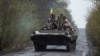 Әскери беренді техникаға мініп келе жатқан украин жауынгерлері. Украина құрлық әскері баспасөз қызметі 2022 жылғы 19 сәуірде жариялаған сурет.