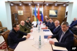 Negociatori ucraineni și ruși se întâlnesc în pădurea Belaveja din Belarus la 7 martie 2022.
