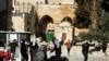 Palestinski demonstranti u sukobu sa izraelskom policijom kod džamije Al Aksa, 22. april 2022. 