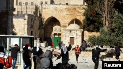 Palestinski demonstranti u sukobu sa izraelskom policijom kod džamije Al Aksa, 22. april 2022. 