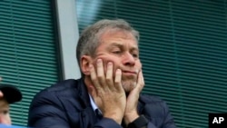Miliardarul rus Roman Abramovici în stadion, urmărind un meci al clubului său de fotbal Chelsea, la Londra, în 2015. În martie 2022 a fost obligat să vândă clubul, din cauza sancțiunilor impuse de guvernul britanic (foto arhivă)
