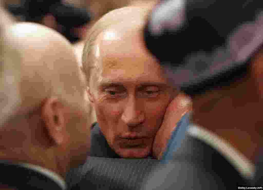 Владимир Путин получает советский поцелуй от ветерана Второй мировой войны, 2005 год.