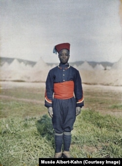 Lunetist senegalez fotografiat fără arma sa la Fez, în Maroc, 1913.