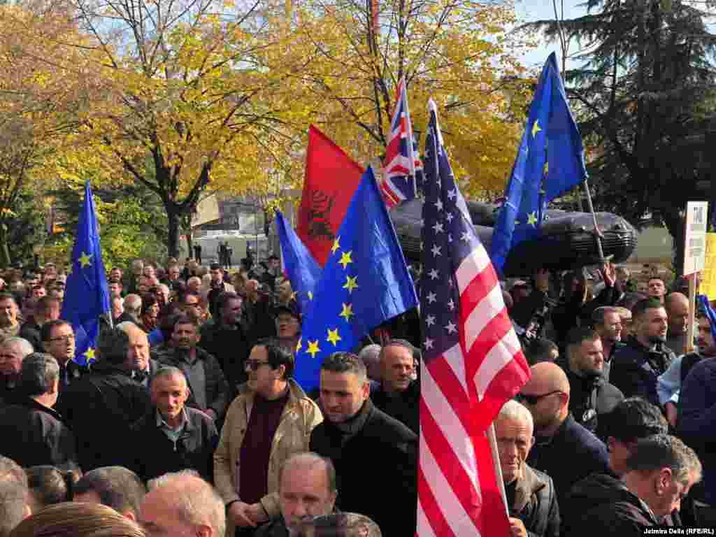 Pos flamurit shqiptar, protestuesit mbanin në duar edhe flamuj të BE-së, të SHBA-së, Britanisë së Madhe etj