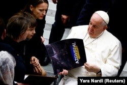Papa Francisc cu calendarul Azovstal, pe care l-a primit de la Iulia Fedosiuk, soția soldatului regimentului Azov Arseni Fedosiuk, la Vatican, 21 decembrie 2022.
