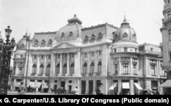 Universitatea din București cu o arhitectură în stil bizantin.