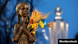 Skulptura djevojčice sa izdancima u rukama, na teritoriji Nacionalnog muzeja holodomorskog genocida, Kijev, Ukrajina, 27. novembar 2021.