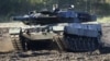 Nemački kancelar Olaf Šolc drži govor ispred tenka 'Leopard 2' tokom posete vojnoj bazi nemačke vojske Bundesvera u Bergenu, Nemačka, 17. oktobra 2022.