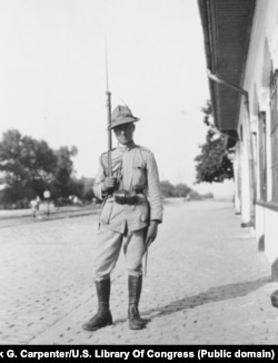Un soldat român. Baioneta este neobișnuit de lungă în această armată.