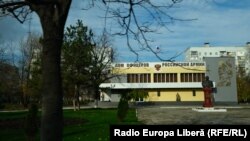 Здание дома офицеров российской армии в Тирасполе. Россия уже более 20 лет держит в Приднестровье по различным оценкам от 1 тыс. до 2,5 тыс. своих военных