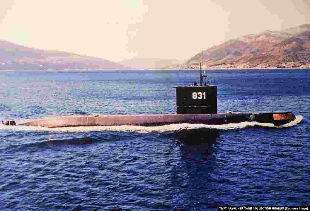 O fotografie de arhivă arată un submarin de atac iugoslav din clasa Sava, înarmat cu șase țevi torpiloare de 533 mm. Iugoslavia a operat 13 submarine de producție internă concepute pentru a fi utilizate în Marea Adriatică și Marea Mediterană și câteva „submarine” pentru forțele speciale. 