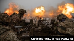  Украински войници стрелят с противовъздушно оръдие по руските позиции на фронтовата линия край Бахмут на 15 януари. 
