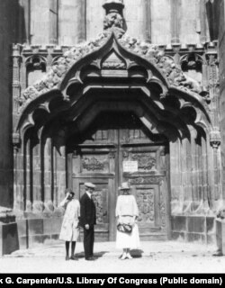 Frank G. Carpenter vizitează o veche biserică din Transilvania împreună cu soția și fiica ministrului nostru american la București. În interiorul acestui edificiu se află sute de covoare de rugăciune turcești valoroase, amintiri ale zilelor în care semiluna [islamică] se înălța deasupra Europei Centrale și de Est până la porțile Vienei.