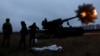 Militari ucraineni trag o salvă de artilerie contra pozițiilor rusești din apropiere de Bahmut, 26 decembrie 2022.