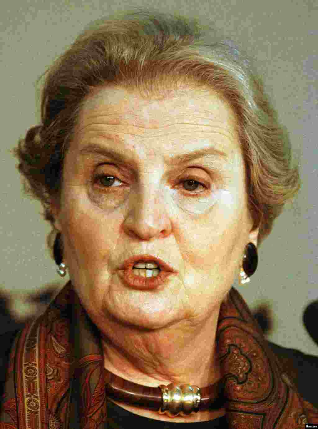Ish-sekretarja amerikane e Shtetit, Madeleine Albright, gjatë një konference në Uashington më 22 mars 1999 tha se është e qartë se "koha po mbaron" për presidentin e atëhershëm të Jugosllavisë, Sllobodan Millosheviq, për të nënshkruar marrëveshjen e paqes, teksa e kishte paralajmëruar se në të kundërtën do të përballej me sulmet ajrore të NATO-s. 
