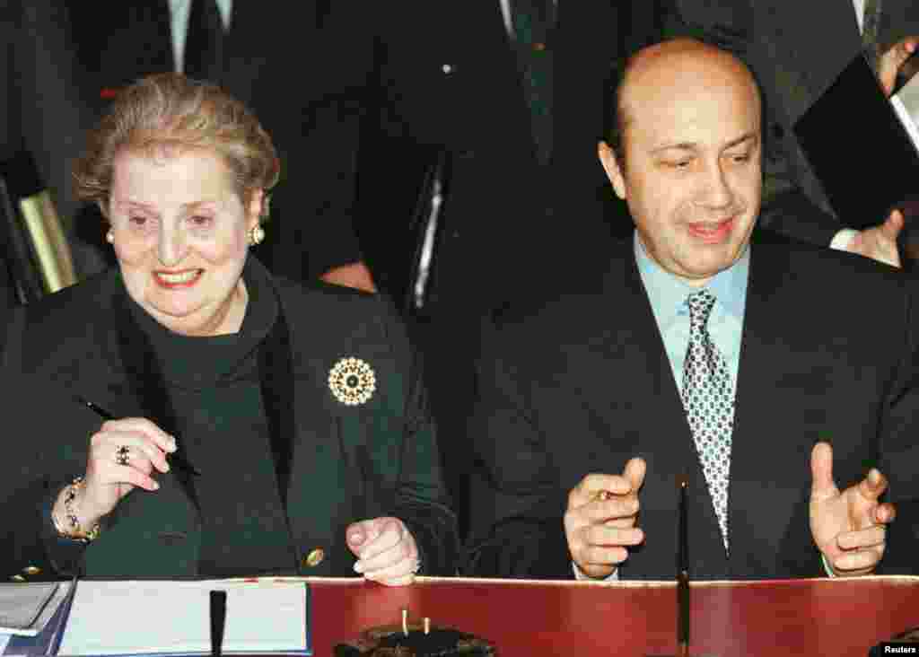 Ish-sekretarja amerikane e Shtetit, Madeleine Albright, së bashku me ministrin e atëhershëm rus, Igor Ivanov, gjatë një ceremonie të mbajtur më 26 janar 1999 në Rusi. Gjatë kësaj vizite në Rusi, Albright kishte diskutuar me homologët e saj rusë për një sërë çështjes, përfshirë edhe situatën në Kosovë. 