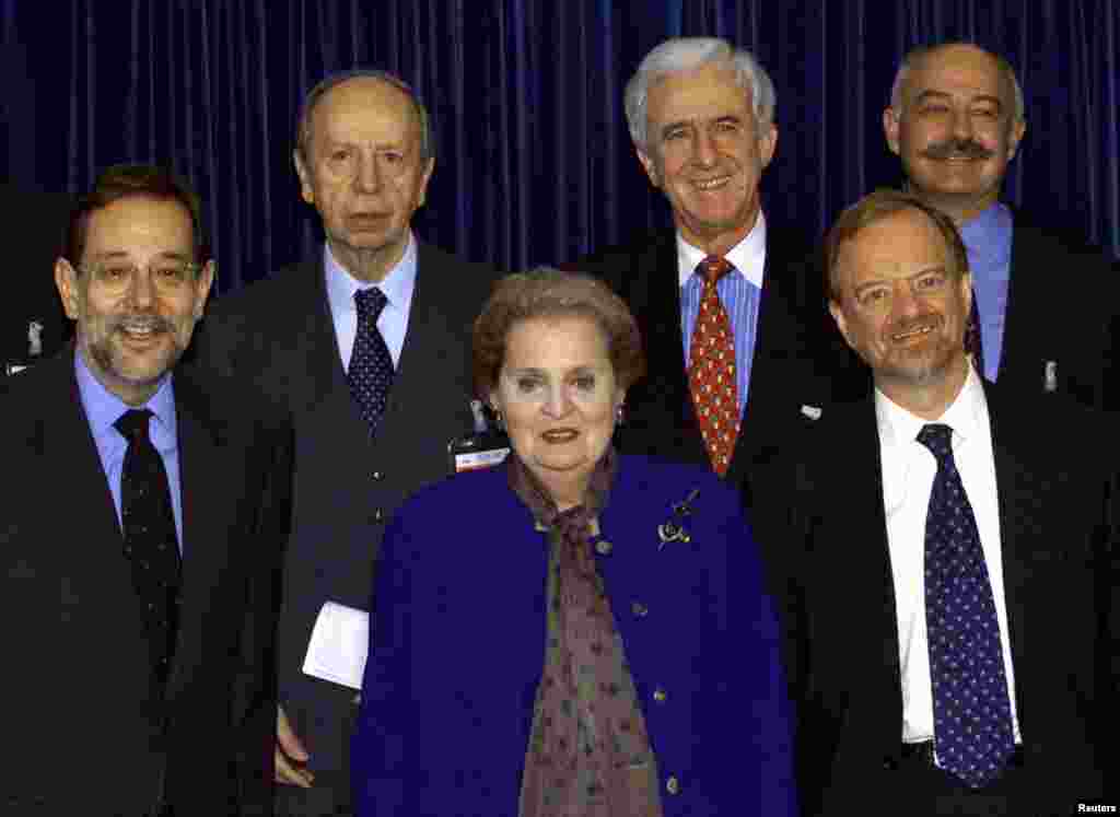 Ish-sekretarja amerikane e Shtetit, Madeleine Albright, në selinë e NATO-s në Bruksel më 8 dhjetor 1998. Gjatë takimit që u mbajt atë ditë, ministrat e Jashtëm të aleancës kishin diskutuar për Ballkanin dhe kishin hartuar një draft-strategji të re për këtë rajon. Situata në Kosovë, gjatë këtij takimi, ishte vlerësuar si çështje me shqetësim të lartë për NATO-n. 