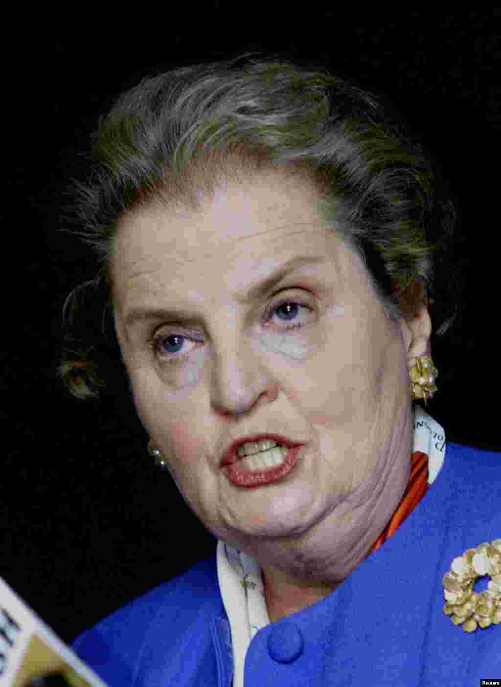 Ish-sekretarja amerikan e Shtetit, Madeleine Albright, duke folur gjatë një konference për media në Bruksel më 8 tetor 1998. Ajo kishte deklaruar se i dërguari i posaçëm i SHBA-së për Ballkanin, Richard Holbrooke, ishte nisur në Beograd për një përpjekje të re për ta bindur presidentin e atëhershëm jugosllav, Sllobodan Millosheviq, që t'i jepte fund dhunës në Kosovë.