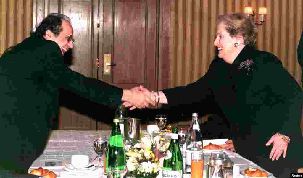 Ish-sekretarja amerikane e Shtetit, Madeleine Albright, gjatë një takimi me ish-presidentin e Kosovës, Ibrahim Rugova më 10 dhjetor 1998. Ky takim u mbajt në Francë, ku Albright ishte takuar ehde me presidentin e atëhershëm të Francës, Jacques Chirac, me të cilin kishte biseduar për përpjekjet e udhëhequra nga NATO për arritjen e paqes në Kosovë. 