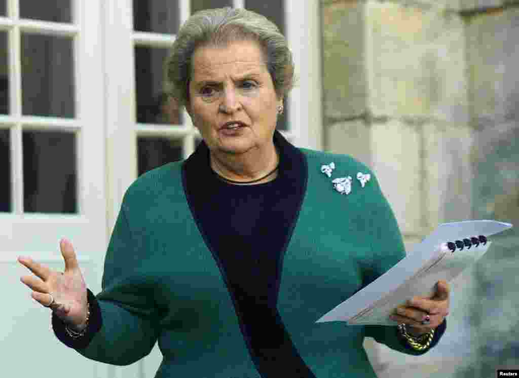 Ish-sekretarja amerikane e Shtetit, Madeleine Albright, gjatë një paraqitjeje për gazetarët nga Ramubjeja më 14 shkurt 1999. Ajo i dha ultimatum Kosovës dhe Serbisë që të arrinin një marrëveshje të paqes, pasi për disa javë bisedimet e paqes kishin ngecur. 
