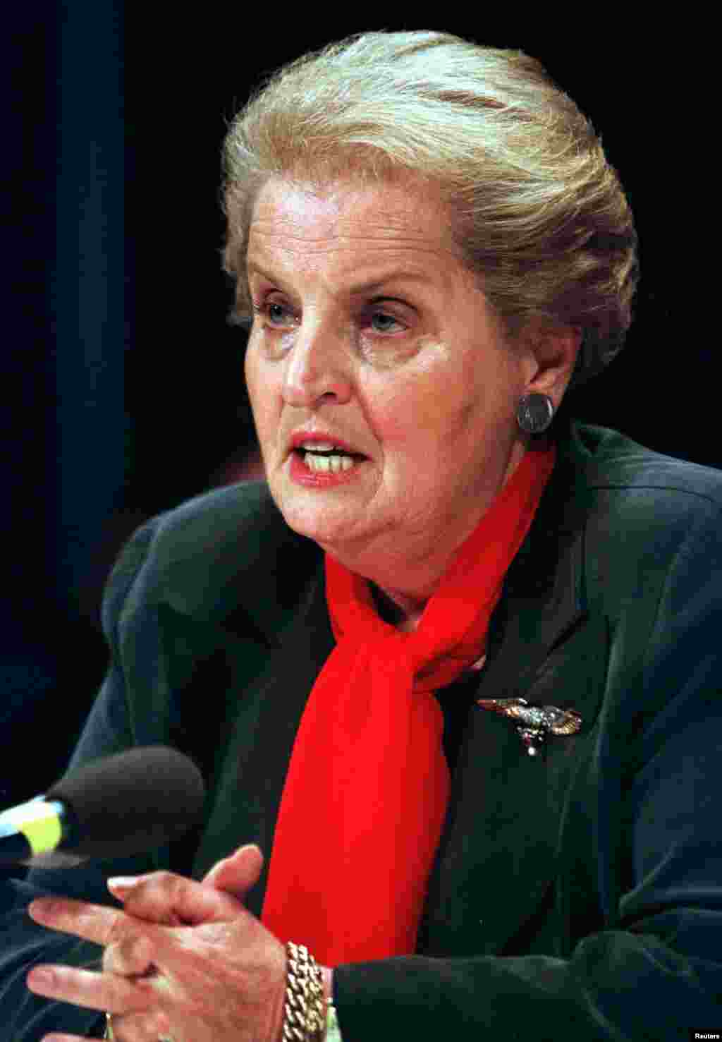 Ish-sekretarja amerikane e Shtetit, Madeleine Albright, duke dhënë dëshmi para një nënkomiteti të Senatit amerikan më 16 qershor 1998. Albright deklaroi para këtij trupi se ishte bërë pak përparim në Kosovë në bisedimet midis presidentit të atëhershëm rus, Boris Yeltsin, dhe liderët të asaj kohe të Jugosllavisë, Sllobodan Millosheviq. 