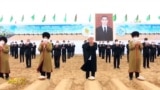 Туркменские старейшины и чиновники на фоне изображения президента Сердара Бердымухамедова, который занял пост в марте 2022 года вместо отца. Собеседники Азатлыка говорят, что портреты Сердара и Гурбангулы Бердымухамедовых висят повсюду, их нет «разве что в туалетах»
