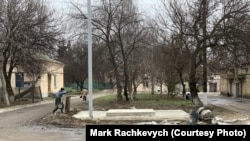 Un muncitor lucrează la instalarea unei cisterne de oxigen în exteriorul Spitalului Multidisciplinar Intensiv Boryspil