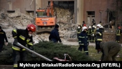 Пізно ввечері 18 квітня Олександр Сєнкевич повідомив, що у місті прогриміло кілька вибухів.