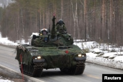 Egy svéd tank, amely részt vett a Cold Response 2022 elnevezésű hadgyakorlaton, amelyet a NATO-tagországok, valamint Finnország és Svédország mintegy harmincezer katonája tartott Oroszország ukrajnai inváziója kezdetén Norvégiában 2022. március 25-én