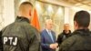 Petar Knežević, pomoćnik komandanta protivterorističke jedinice, stoji lijevo od Zdravka Krivokapića, bivšeg premijera Crne Gore, na skupu u podgoričkoj vili "Gorica" 7. septembra 2021, dva dana nakon sukoba koji su na Cetinju pratili ustoličenje mitropolita SPC Joanikija.
