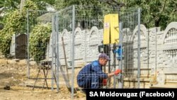 Un muncitor de la Moldovagaz lucrează la extinderea rețelelor de distribuție a gazelor naturale în satul Chiștelnița, raionul Telenești, iunie 2024