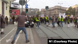 Potrivit martorilor, studenta stătea pe trotuar când o mașină a virat pe bordură, lovind-o.